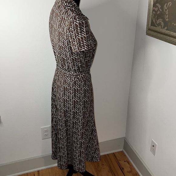 BCBG MaxAzria brown print wrap around circular dress V cleavage Sz M - Picture 5 of 6